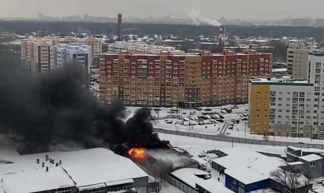 В Мытищах загорелся склад автозапчастей